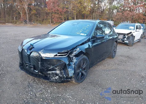 2024 BMW Ix xDrive50 z USA, uszkodzony, nr VIN WB523CF04RCP26802